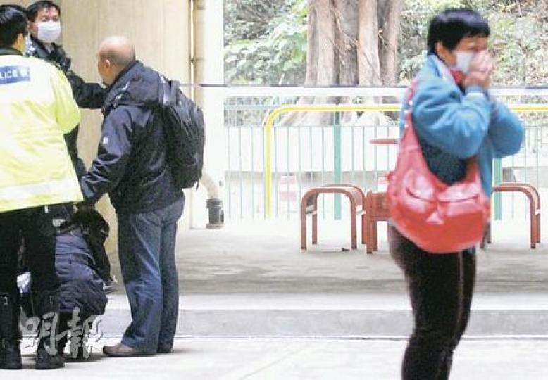同屋住客到場認屍時跪地痛哭，其間有人更掩面強忍淚水，不願認屍。（梁琬珊攝）