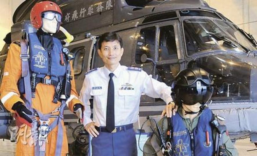 飛行服務隊總監陳志培表示將有七成工程師離職，預料今年飛行服務隊各職級共招聘8至10人。 (尹錦恩攝)飛行服務隊將斥資7.76億元購置兩架新型號定翼機及相關設備，現有的兩架捷流41定翼機（後）預料最快可於2012年底退役。另外有兩部「超級美洲豹」（前）繼續進行緊急救援服務。 (尹錦恩攝)