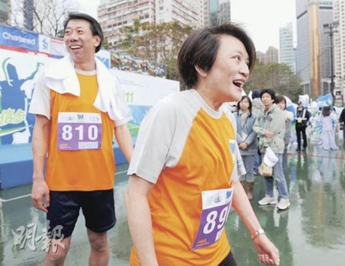 身為渣打香港行政總裁的洪丕正（左），昨天參加渣打馬拉松後表示，該行暫時不會取消H按，因為客戶對有關服務存在需求。右為渣打香港董事局主席曾璟璇。（劉焌陶攝）