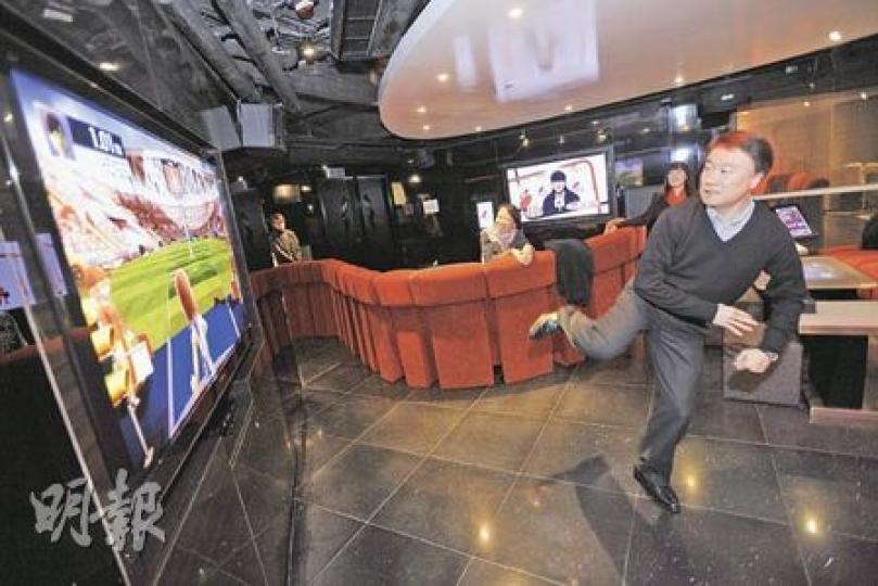 羅傑承與微軟合作打造全球首個智能 KTV，訪問當天親身試玩也話好「玩」。（何家達攝）