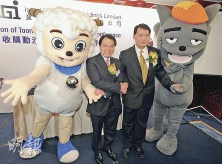 意馬國際主席梁伯韜（左）與即將成為意馬執行董事的動漫火車行政總裁蘇思偉，拉着「喜羊羊」與「灰太狼」合照，梁伯韜表示，動漫火車的多位管理層均會留在公司至少3年。（尹錦恩攝）（明報製圖）