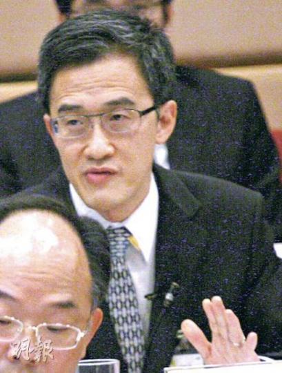 港鐵鐵路工程總管張少華昨日不斷以「唔好意思」回答議員提問，被議員齊聲指摘。（李紹昌攝）