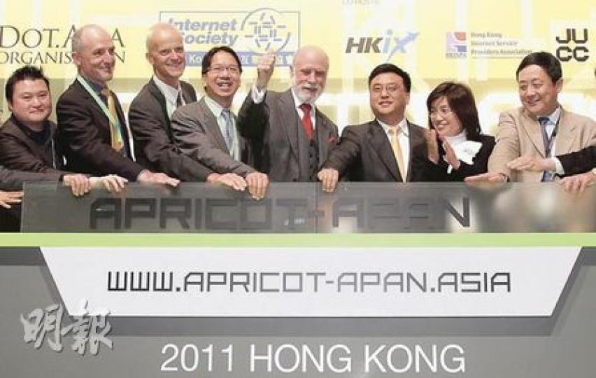 「互聯網之父」Vint Cerf（左四）接受本報專訪時談及當今互聯網發展猶如海嘯，「打擊愈大，反彈力愈大，人不能立在橋頭，企圖隻手阻擋巨浪捲至」。圖右三為微軟全球副總裁兼亞太區研究及發展部主席張亞勤、右二為商務及經濟發展局常任秘書長謝曼怡。（吳光熙攝）