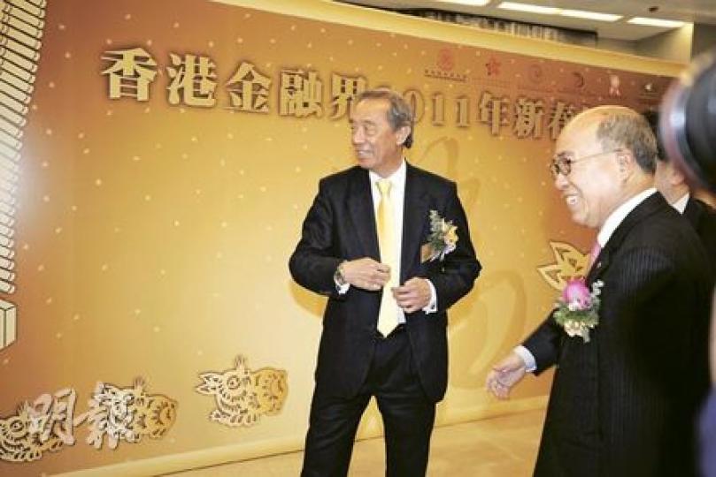 港交所主席夏佳理（左）昨日出席香港金融界新春酒會，指中東局勢會令股市出現短期波動，希望很快可以平息。（何家達攝）