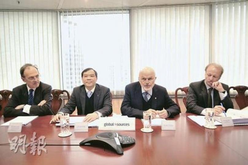 環球資源主席韓禮士（右二）籲仁智小股東就出售資產議案投反對票。左二為環球資源展覽部總裁黃譚偉。（葉漢華攝）