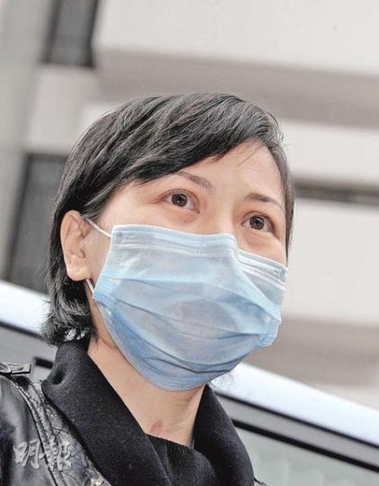 人質事件中最後一名生還者易小玲作供,她雖戴着口罩,但仍能隱約見到下顎凹陷,頸部有手術留下的疤痕,她說,事件留下陰影相信一生都難以磨滅。(朱永倫攝)(明報製圖) 人質事件中最後一名生還者易小玲作供,她雖戴着口罩,但仍能隱約見到下顎凹陷,頸部有手術留下的疤痕,她說,事件留下陰影相信一生都難以磨滅。(朱永倫攝)(明報製圖)