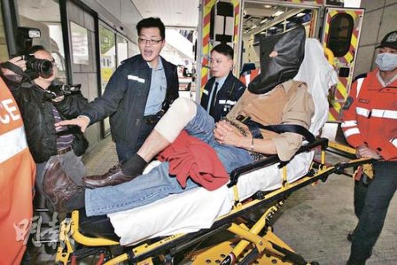 大南街劫案疑匪右膝與探員糾纏時受傷,被警員押至醫院治理。(黃雄攝)遇劫女事主(圖)由女警陪同送院,治理後出院返警署助查。(黃雄攝)與劫匪糾纏時下巴受傷的警署警長(圖),送院治理後出院。(黃雄攝)(明報製圖)深水埗助理指揮官(刑事)劉達強表示,現場唐樓樓梯狹窄,難以隱藏,故警員無即時尾隨疑犯和女事主到唐樓梯間。(梁琬珊攝)疑犯犯案時曾用生果刀分別鎅傷婦人的手腕及警署警長的下巴,事發後兇器留在現場。(梁琬珊攝) 大南街劫案疑匪右膝與探員糾纏時受傷,被警員押至醫院治理。(黃雄攝)遇劫女事主(圖)由女警陪同送院,治理後出院返警署助查。(黃雄攝)與劫匪糾纏時下巴受傷的警署警長(圖),送院治理後出院。(黃雄攝)(明報製圖)深水埗助理指揮官(刑事)劉達強表示,現場唐樓樓梯狹窄,難以隱藏,故警員無即時尾隨疑犯和女事主到唐樓梯間。(梁琬珊攝)疑犯犯案時曾用生果刀分別鎅傷婦人的手腕及警署警長的下巴,事發後兇器留在現場。(梁琬珊攝)