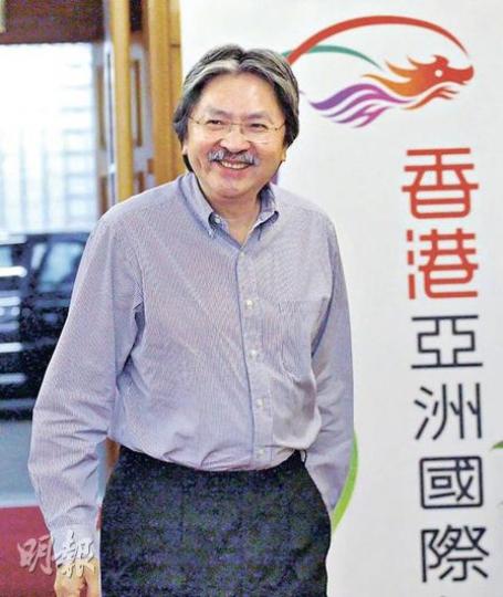 預算案今天公布,財政司長曾俊華昨晨到政府總部上班時,神情輕鬆,未肯向記者透露當中內容。(李紹昌攝)(明報製圖)(明報製圖) 預算案今天公布,財政司長曾俊華昨晨到政府總部上班時,神情輕鬆,未肯向記者透露當中內容。(李紹昌攝)(明報製圖)(明報製圖)