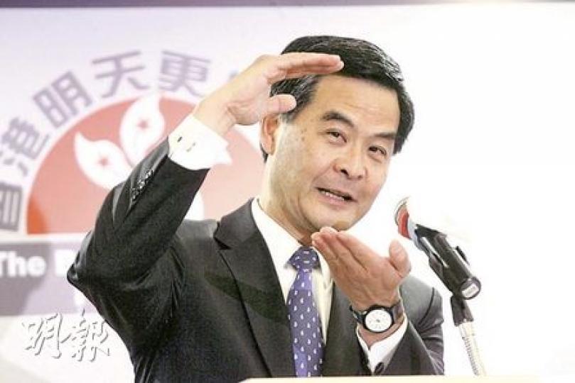梁振英(右)主講「十二•五」中政府的職能及作用,除了長期「挺梁」的恒隆陳啟宗(中)親任大會主持外,新地副主席郭炳聯(左)亦有「捧場」。(郭慶輝攝) 梁振英(右)主講「十二•五」中政府的職能及作用,除了長期「挺梁」的恒隆陳啟宗(中)親任大會主持外,新地副主席郭炳聯(左)亦有「捧場」。(郭慶輝攝)