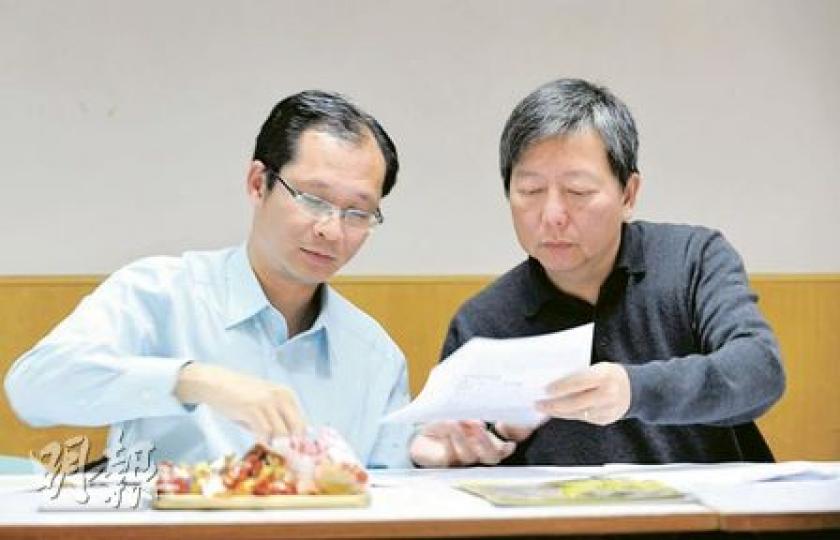 支聯會昨日舉行會員大會,17名常委一致選出李卓人(右)為新任支聯會主席。左為支聯會副主席蔡耀昌。(葉漢華攝) 支聯會昨日舉行會員大會,17名常委一致選出李卓人(右)為新任支聯會主席。左為支聯會副主席蔡耀昌。(葉漢華攝)