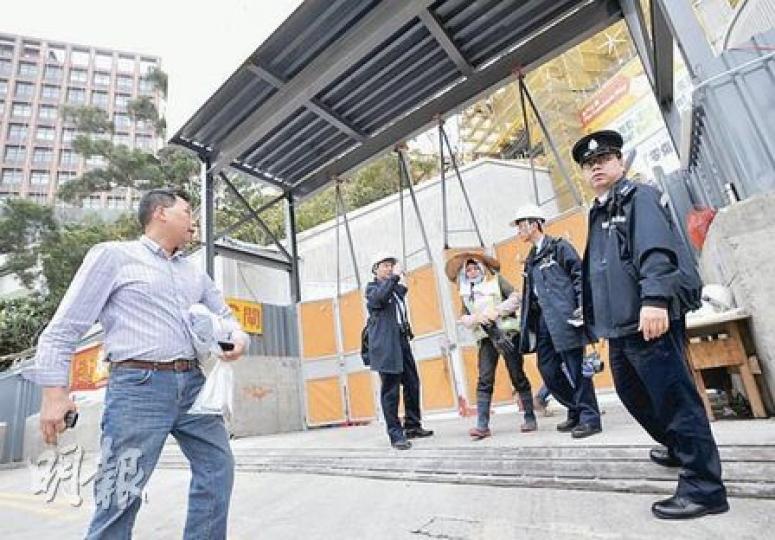 港大百周年新校園地盤昨晨發生奪命意外，一名工人被工字鐵擊中頭部身亡。警方事後接獲消息，立即派員到場調查。（余俊亮攝）