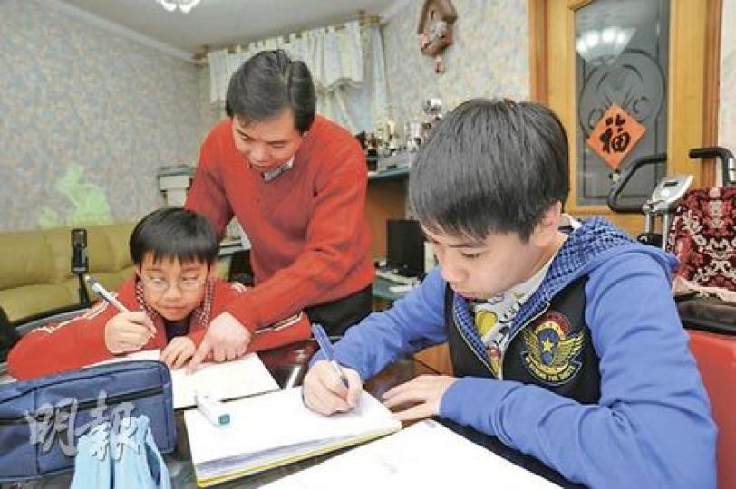 劉世蒼和太太育有兩名兒子，家庭收入一半用作供樓，三成用作兒子的教育開支，他期望兒子能到海外升學，並開始儲蓄計劃。（葉漢華攝）