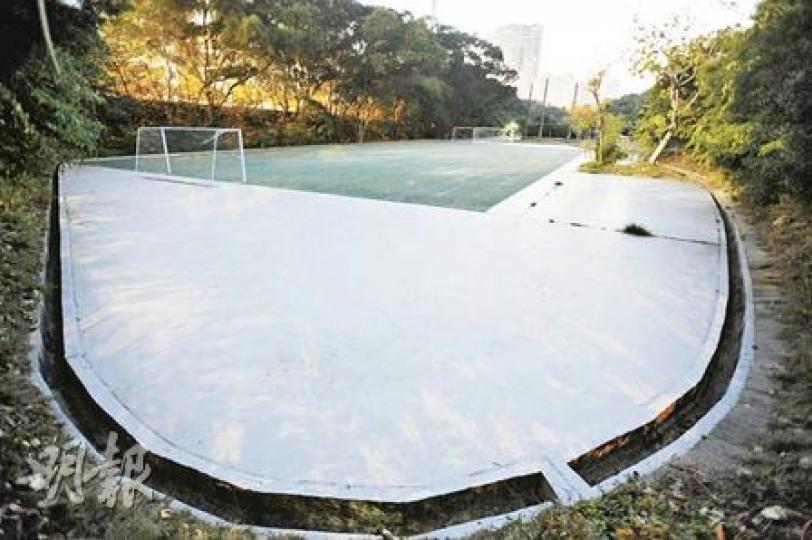 政府計劃在沙田興建第二座「置安心」房屋，該地皮位於小瀝源路培基書院對面，現時以短期租約作為學校操場。（朱永倫攝）