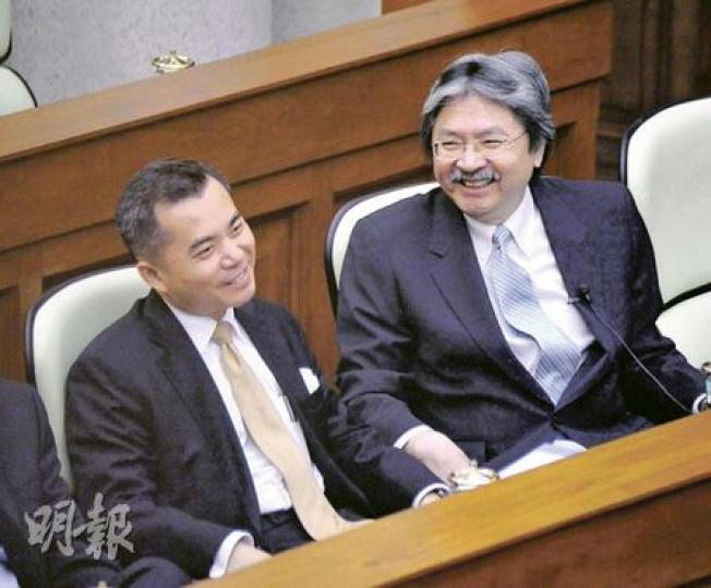 財政司長曾俊華（右）昨日宣布增加汽車首次登記稅，但原來律政司長黃仁龍（左）本月初剛買了新車，變相省了萬多元稅款。黃仁龍透過新聞秘書強調昨早才知道有關加稅內容。（葉漢華攝）