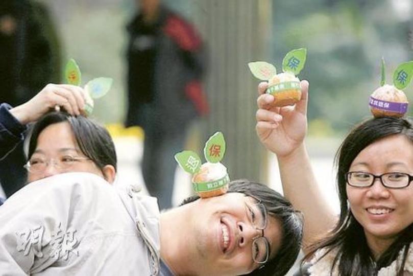 預算案提出多項措施改善老人福利，但對於社會上要求成立全民退休保障，仍然未有具體方案，天主教勞工事務委員會昨在立法會外要求設立退休保障種子基金。（郭慶輝攝）（明報製圖）