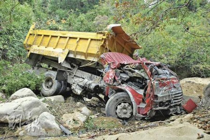 肇事泥頭車事後全車毁爛不堪，駕駛室更嚴重扭曲變形，幸司機機警及時開門棄車逃生。（梁琬珊攝）泥頭車事後漏出油渣後，水務署人員到場，以隔油條及索油紙阻止油污擴散污染。（梁琬珊攝）泥頭車事後漏出油渣，把河水污染至藍色。（梁琬珊攝）（明報製圖）