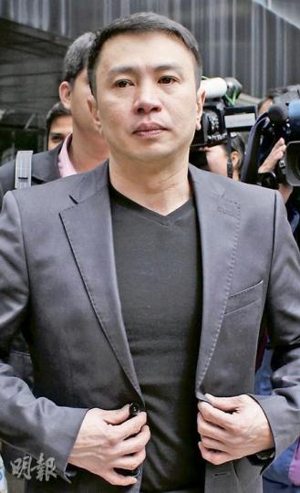 Ronald Versoza Singson堅稱全數毒品供自用，獲法官接納。他離庭前與友人互相擊掌慶賀，又與影星女友Lovi Poe擁吻。他接受港菲兩地傳媒訪問時，則表示對今天判刑十分緊張。（何偉畧攝）
