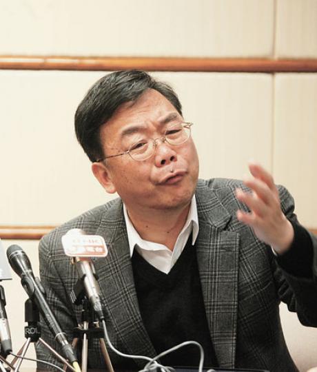 民主黨教育界議員張文光昨先後致電5個部門高官，查問領長俸公務員及公積金教師，是否受惠預算案注資強積金安排，但官員都未能說出具體答案。他呼籲市民3月6日上街，發動港人的「紫荊花革命」反對預算案，教師及公務員已表明參與。（郭慶輝攝）財政司長曾俊華昨在立法會表明，不會為預算案作任何修訂，又說強積金注資是順應市民的建議。（李紹昌攝）一批中產代表昨在立法會門外要求政府退稅，惠及「夾心打工仔」，紓緩未來一年高通脹之苦。（李紹昌攝）