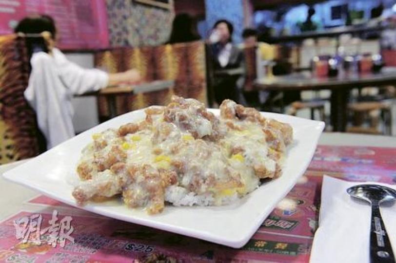 在灣仔茶餐廳一碟粟米斑塊飯盛惠38元，不過在新一份財政預算案中大談抗通脹的財爺曾俊華，卻因為「最近無食過」，坦言不知售價。（劉焌陶攝）