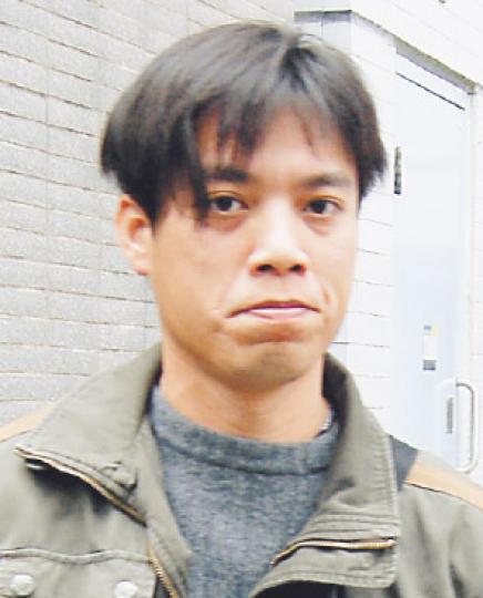 旅巴司機李偉明被控襲警罪受審，他指遭警員掌摑後被冤枉，關注事件的團體「尖碼之聲」昨晨在庭外拉起橫額聲援被告。（梁珮珊攝）軍裝警員吳永珏在庭上講述遇襲經過，聲稱被告態度惡劣，口沫橫飛「爆粗」，其後更蓄意手持車牌刮傷他的左眼。（梁珮珊攝）
