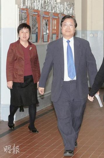教育局首席教育主任兼英皇校管會主席譚貫枝（右）在強烈反對聲中宣布參與減班，拒絕讓校董表決。（陳淑安攝）