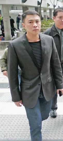 被告Ronald Versoza Singson由案發至今留港逾7個月，昨日抽完最後一口「自由之煙」，徐徐入庭聽取判刑，其間他只一直盯着庭內時鐘，得悉被判囚1年半，沒有特別表情。（何偉畧攝）