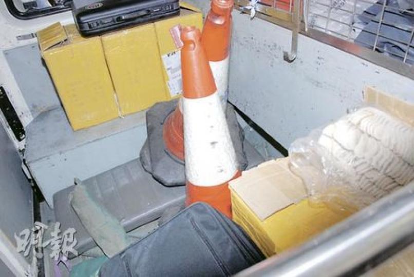 警員到長沙灣速遞公司貨倉將5箱運往外地的電槍檢走，暫無人被捕。（梁琬珊攝）
