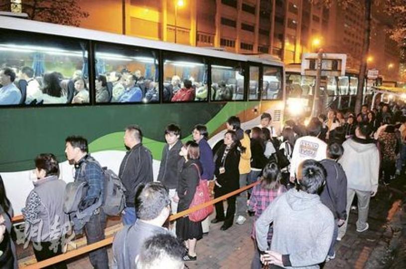 演習中，港鐵更派員在場維持乘客轉乘接駁巴士秩序，避免乘客爭先恐後的混亂情况再度出現。（蔡方山攝）港鐵模擬架空電纜斷裂，安排乘客離開車廂，其間有2名乘客受傷，由消防處到場救護。（蔡方山攝）