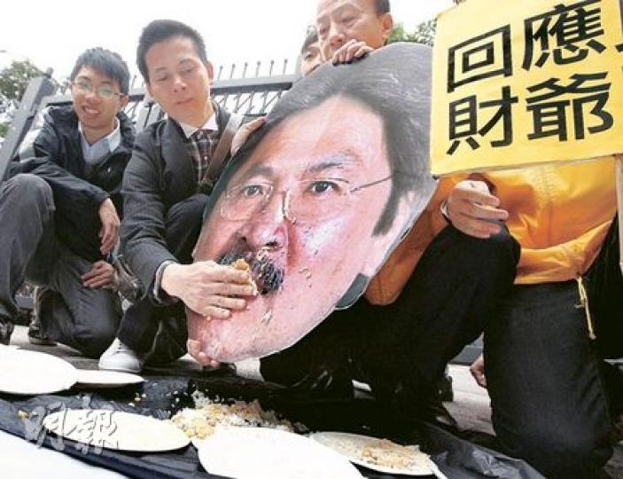 多個團體昨繼續抗議財政預算案，新民主同盟向曾俊華肖像送上粟米斑塊飯，諷刺稱最近沒吃而不知價的曾俊華，不知民間疾苦。（李紹昌攝）有團體在旺角行人專用區舉行財政預算案的抗議活動，模擬手機遊戲「憤怒鳥」，讓市民擲特首曾蔭權及財政司長曾俊華的肖像。（尹錦恩攝）各界反對預算案的聲音連日不絕，人民力量昨在旺角行人專用區市民提供財政司長曾俊華的肖像，供市民「打小人」。（尹錦恩攝）