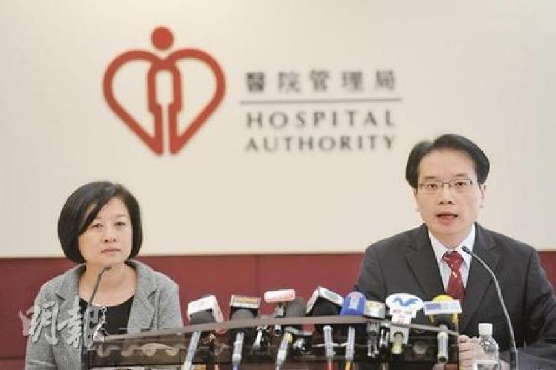 醫院管理局聯網服務總監張偉麟（右）表示，今年4月起，擴大藥物名冊內超過50種藥物的臨牀使用範圍，包括用作治療癌症、精神病、糖尿病等慢性疾病，預料5.2萬名病人受惠。圖左為醫院管理局總藥劑師李詩詠。（尹錦恩攝）