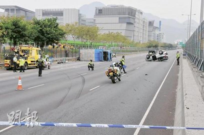 大埔吐露港公路昨午發生致命車禍，一輛密斗貨車疑切線時先撞前車，再失控翻側反彈至路旁，其中一名乘客被拋出車外當場死亡。現場可見密斗貨車留下的長長胎痕。（林錫禮攝）車禍中一輛私家車被撞至四輪朝天，其司機為前樂隊CityBeat主音歌手劉諾生（John Laudon，左二），他與同行44歲女親友和2歲小童受輕傷，送院檢查後無大礙。（林錫禮攝）（明報製圖）