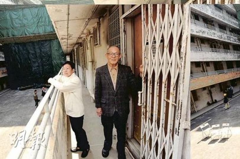 本港首個公屋石峽尾徒置區「美荷樓」將活化成青年旅舍，曾在區內小學任教的黃祖植（右）及在美荷樓度過22年光景的歡姐昨日重返舊地，重溫當年點滴。（尹錦恩攝）