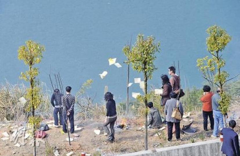 死者的家屬在車禍現場拜祭，家屬一邊撒溪錢，一邊高叫死者名字，要帶他們回家，一片愁雲慘霧。（朱永倫攝）車禍死者的家屬在意外現場焚燒冥鏹拜祭。（朱永倫攝）