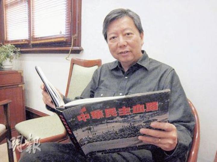 剛從華叔手上接棒為支聯會主席的李卓人，以「平反六四」為他一生的承擔，他最想在華叔的墓前，親口跟華叔說﹕「六四已平反了！」（楊曉楓攝）「懷念司徒華先生公眾追思會」將於今晚8時假維園草坪舉行，有別於歷年六四晚會，今次追思會舞台會面向北面，貫徹華叔「北望神州」的遺願。（余俊亮攝）