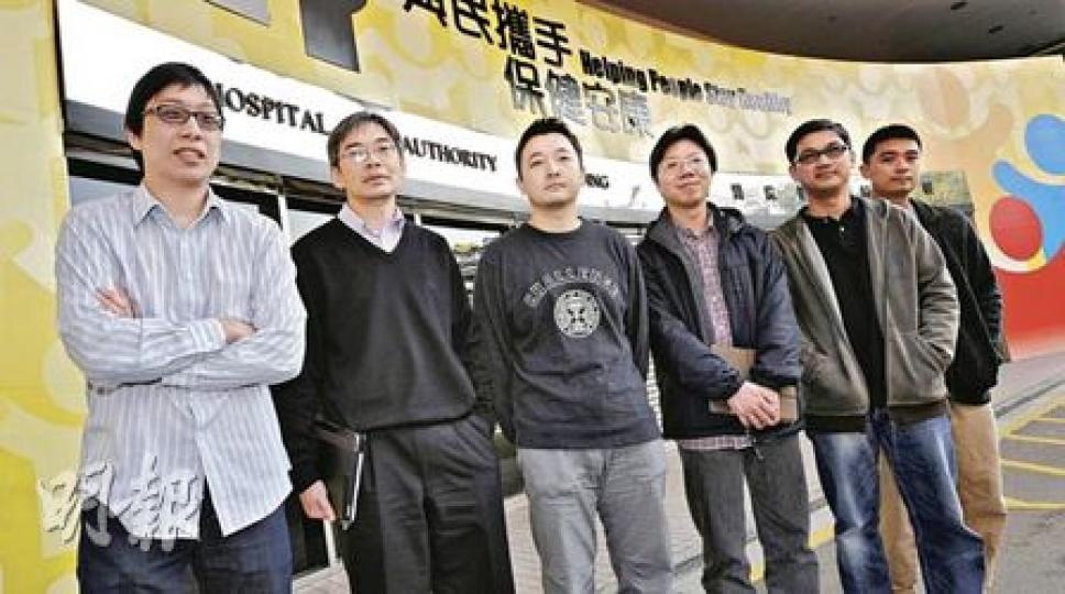 前線醫生聯盟與13間醫院的前線醫生代表，昨與醫管局行政總裁梁栢賢開會商討解決醫生人手問題，聯盟前會長羅智峰（左起）、立法會議員梁家騮、聯盟會長謝耀昌也有出席。（何家達攝）醫管局總裁梁栢賢希望3月中可以制訂處理醫生人手短缺的方案，包括增加醫生晉升名額、聘請更多醫生。（劉焌陶攝）