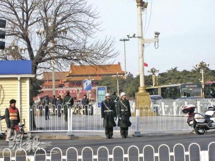 兩會臨近，北京加強保安，圖為昨日在天安門廣場附近巡邏的解放軍糾察（相當於憲兵）。（明報記者攝）