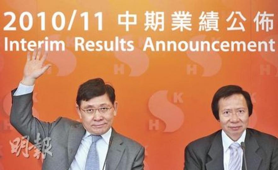 香港樓價節節高升，郭炳江（右）昨日被問到內地資金對樓價影響時，他以旗下新盤買家九成為港人作例子，指出樓價仍然是香港人能負擔的水平。左為郭炳聯。（余俊亮攝）