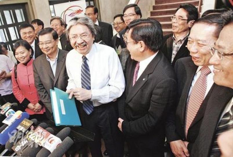 財政司長曾俊華（中）昨日與20名建制派議員會面後，隨即宣布會在三方面修訂預算案內容，有記者問政府是否受壓才修訂？曾俊華形容建制派是他的「朋友」，令一眾議員開懷大笑。（林振東攝）（明報製圖）