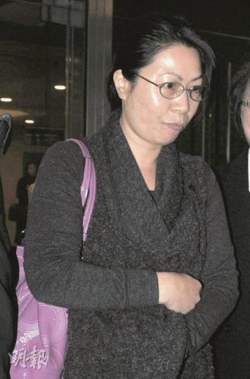 二太鍾群英指招友全對元配子女行為反感，故另立遺囑。（葉漢華攝）三太陳冠卿（左）與四太林寶珍（右）均指招友全死後，二太是一家之主，由她支付其他房的生活費。（葉漢華攝）招友全與元配王美英的6名子女，昨日一同上庭旁聽，他們質疑二太鍾群英的遺囑是在父親神志不清下訂立。（陳穎鏇攝）（明報製圖）（明報製圖）