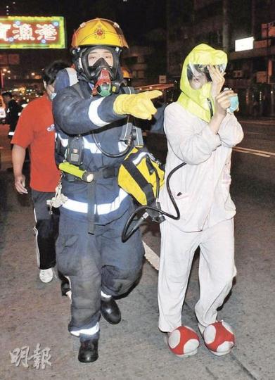 火警中，女戶主穿着睡衣拖鞋逃生，其間吸入濃煙不適，消防為其戴上新引入的「被救者呼吸器」，再送院治理。（蔡方山攝）筲箕灣一住宅單位昨凌晨起火，消防出動雲梯協助灌救。（蔡方山攝）消防員在筲箕灣起火單位，將年僅1歲的幼童抱着救出，送院治理後無礙出院。（蔡方山攝）