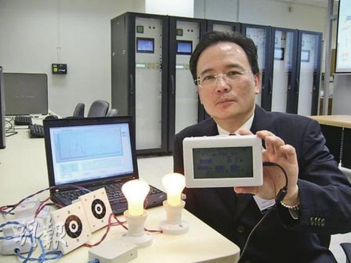 港大研發的能源管理系統，可安裝在家居或辦公室，監察用電量及電費等數據。圖為港大電機電子工程系署理系主任李安國教授。（黃靜雅攝）