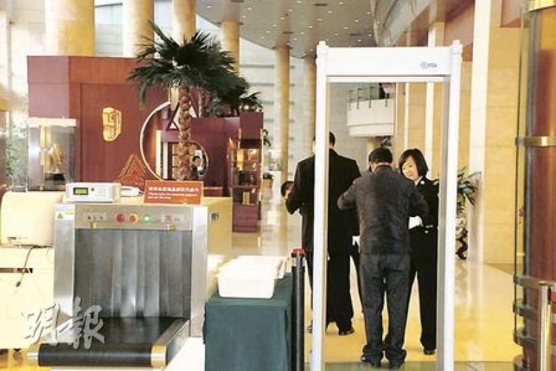 北京飯店門口從昨日起設置安檢門，所有進入酒店的人都須接受檢查。（明報記者攝）