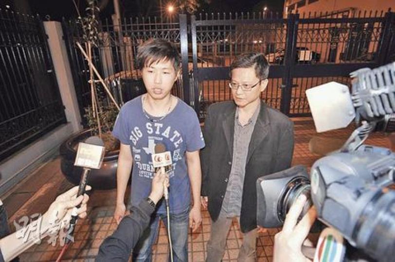 黃俊杰（左）約凌晨零時20分離開警署，他強調只是想示威，沒有察覺撞到任何人。右為社民連主席陶君行。（樊銳昌攝）特首曾蔭權晚上到瑪麗醫院驗傷後，對記者表示被撞到胸口，吃晚飯時仍隱隱痛，所以驗傷。（林振東攝）