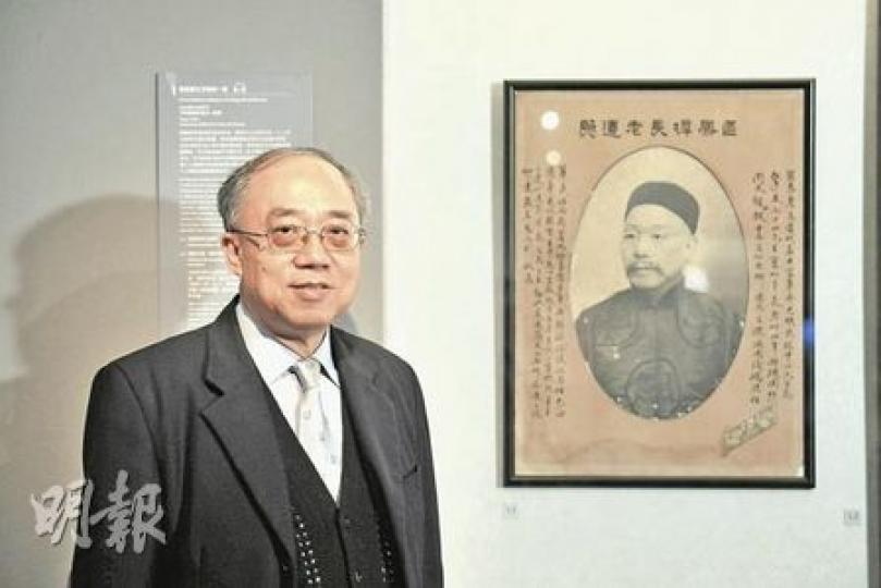 本港中華基督教會合一堂也有借出數件珍貴壁畫展出。牧師余英嶽指出，當年位於荷李活道的道濟會堂（合一堂前身）長老區鳳墀（圖右照片）曾是孫中山的國文老師，與孫中山關係密切。（葉漢華攝）黎元洪是南京臨時政府副總統，是開國元勳之一，在袁世凱之後出任臨時大總統，但他並非革命黨人。大勳章屬當年他的國葬陪葬物，後在文化大革命期間因墓地被破壞而出土，在今次展覽首次曝光。（葉漢華攝）作為戰地記者的施塔福（左）當年喜與不同民眾合照。圖為他在陽夏之戰的戰場與軍人合照。（葉漢華攝）施塔福（右）當年為革命重要事件拍下不少照