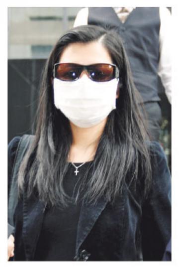 中銀香港女經理戴晶涉向兩名散戶推銷迷債，言有失實，被控兩罪昨受審。她離開法庭時，戴上墨鏡及口罩。（郭慶輝攝）上月洗脫所有罪名、已復職的中銀經理張瑰瑰，昨到庭支持同事，在電梯大堂遭一女子破口大罵。（林振東攝）