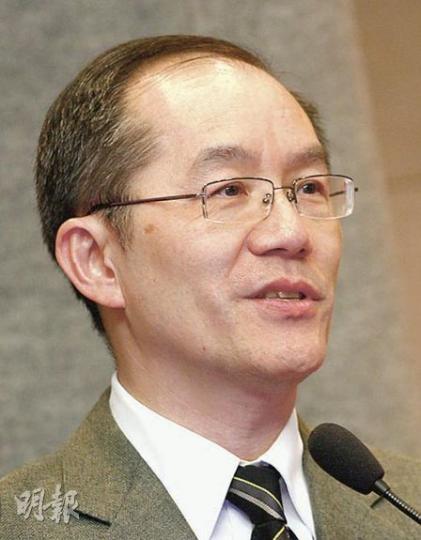 香港內科醫學院院長李頌基醫生昨出席公共醫療醫生協會的集會，支持該會要求醫管局加快晉升機會、改善工作環境的訴求。（林振東攝）有腦外科醫生訴說晚上常要候召，為免影響翌日做手術，唯有服用高劑量安眠藥才能穩睡。 （林振東攝）（明報製圖）