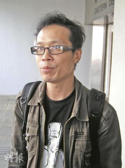 網上電台「青台」節目監製楊匡被控刑毁罪，原定昨晨受審，但他聲稱因被公安軟禁而未能出席聆訊。他其後於昨午趕到法庭，解釋原因。（林景輝攝）