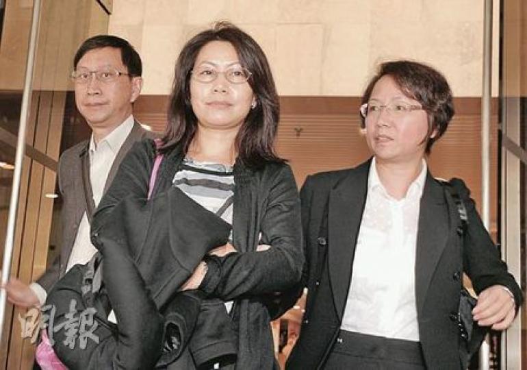 在2003年遺囑中獲「的士招」贈送全數估計達10億元遺產的二太鍾群英（中），昨氣定神閒讓記者拍照，希望掩護三、四太低調離去，甚有一家之主風範。（劉焌陶攝）（明報製圖）