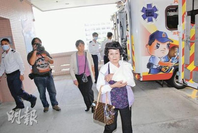 在海洋公園乘搭扶手電梯時跌傷的女遊客（右一及二），送院敷治後已無大礙，相繼出院。（雲錦鋒攝）