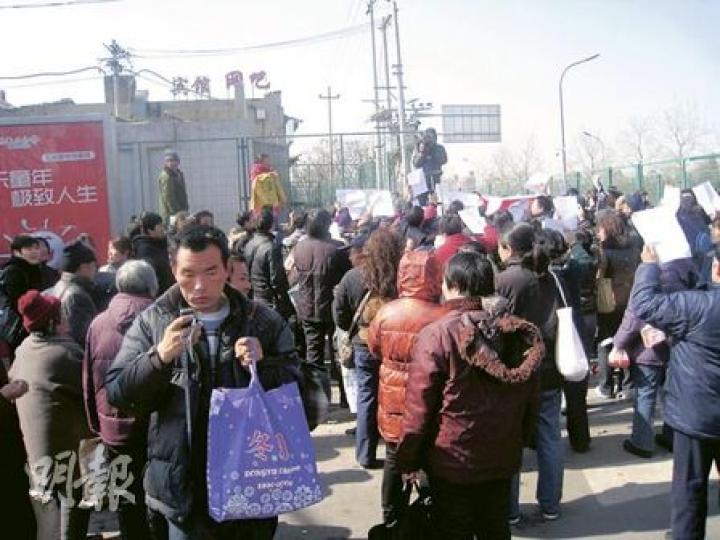 逾300訪民昨在北京南站聚集，高喊「打倒腐敗，還我人權」。（明報記者攝）62歲訪民梁哲獻稱去年赴京找人代幫忙，卻被公安抓住遣送回鄉。（明報記者攝）